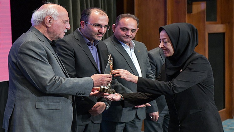 کسب رتبه نخست در *خدمات بانکی حضوری* مایه افتخار ماست