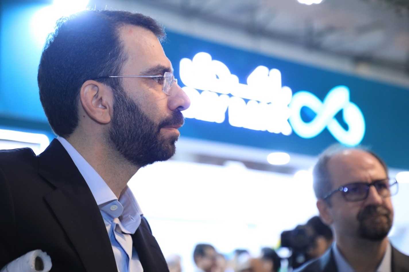 بازدید مدیر عامل منطقه آزاد کیش از غرفه بانک دی