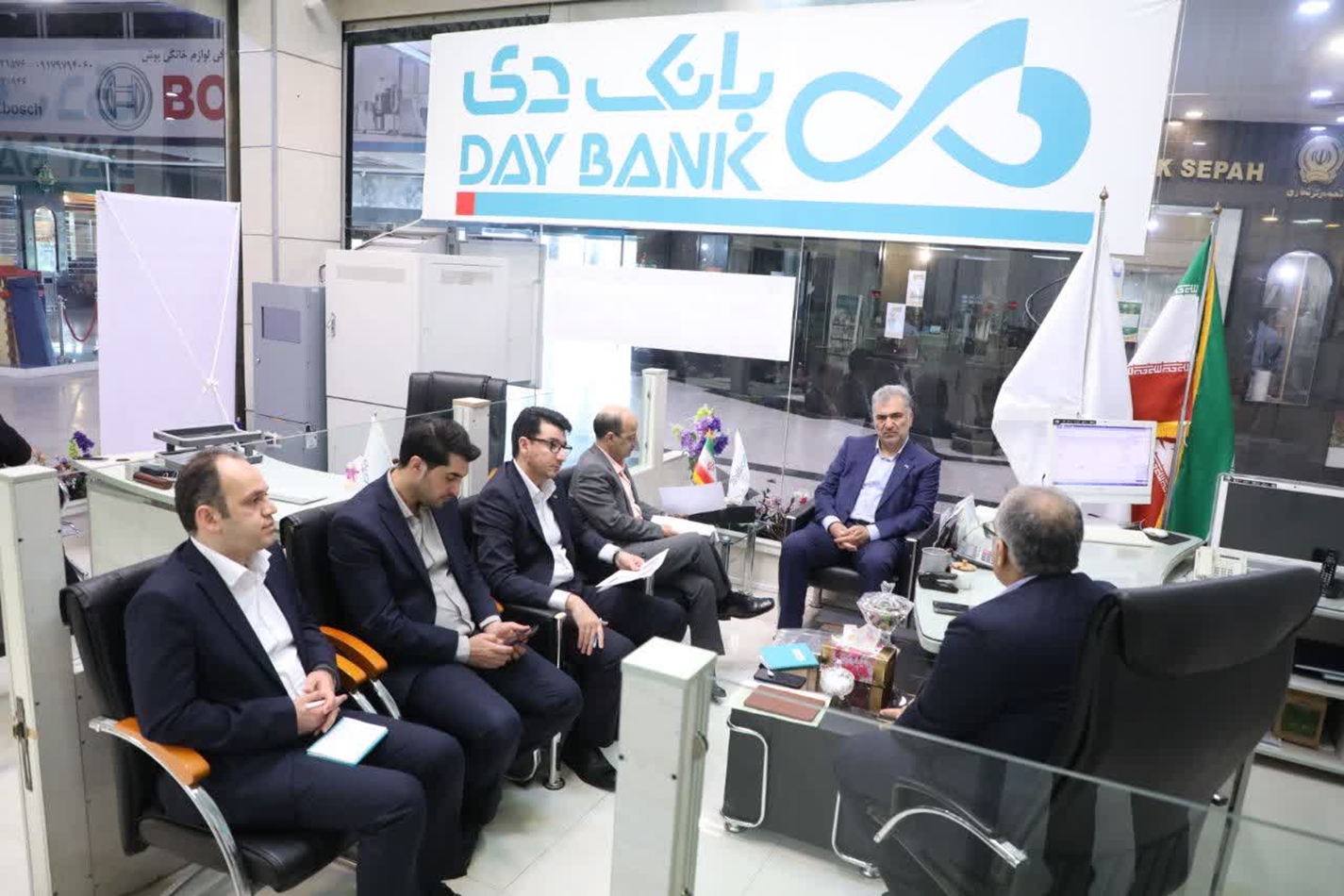 بازدید مدیر عامل بانک دی از شعبه کیش