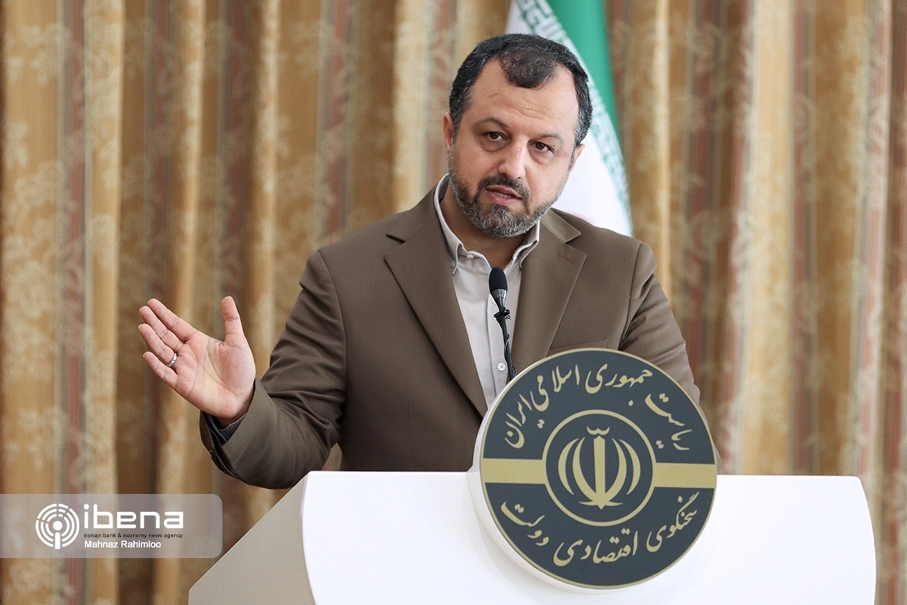 واکنش خاندوزی به شایعه عدم فروش ارز سهمیه‌ای در صرافی‌ها