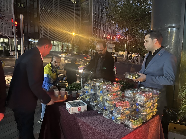 توزیع بسته های افطاری ساده در ایستگاه صلواتی بانک ملت