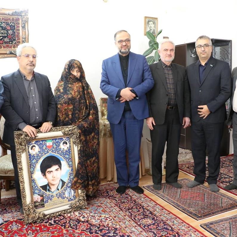 تکریم مادران شهید توسط مدیر بیمه دی در استان اردبیل تکریم مادران شهید توسط مدیر بیمه دی در استان اردبیل