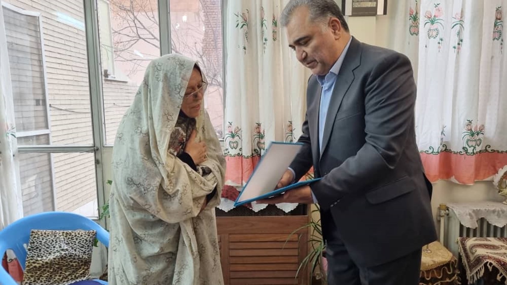 دیدار و تجلیل سرپرست بانک دی از مادر شهید والا مقام حمیدرضا زارع