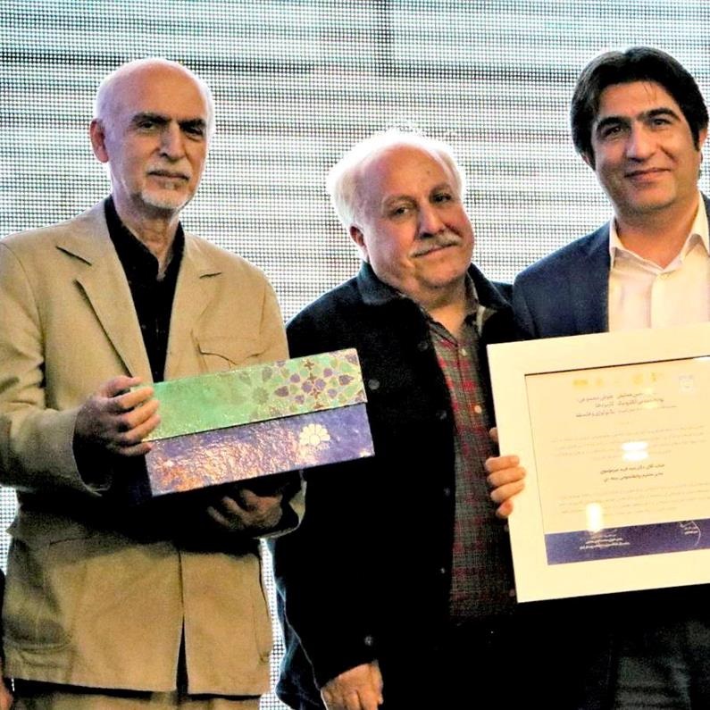 تقدیر از مدیر عامل بیمه دی در همایش روابط عمومی الکترونیک تقدیر از مدیر عامل بیمه دی در همایش روابط عمومی الکترونیک