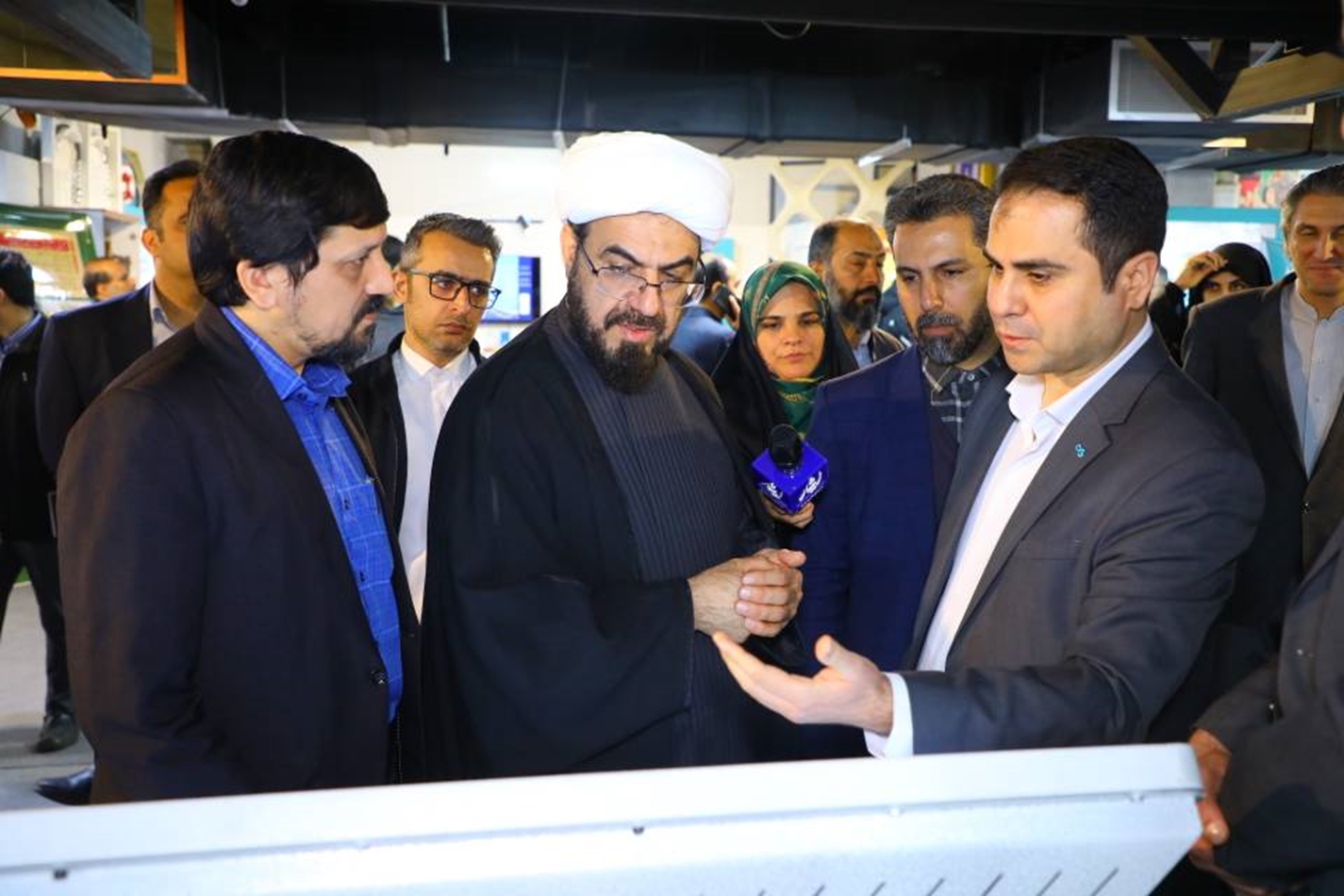 بازدید رئیس مرکز ارتباطات مردمی ریاست جمهوری از غرفه‌ی بیمه دی