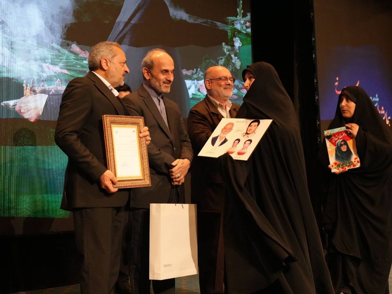 تقدیر از مادر شهیدان خالقی پور و شهیده فائزه رحیمی در اختتامیه همایش هوش مصنوعی فرهنگ و رسانه