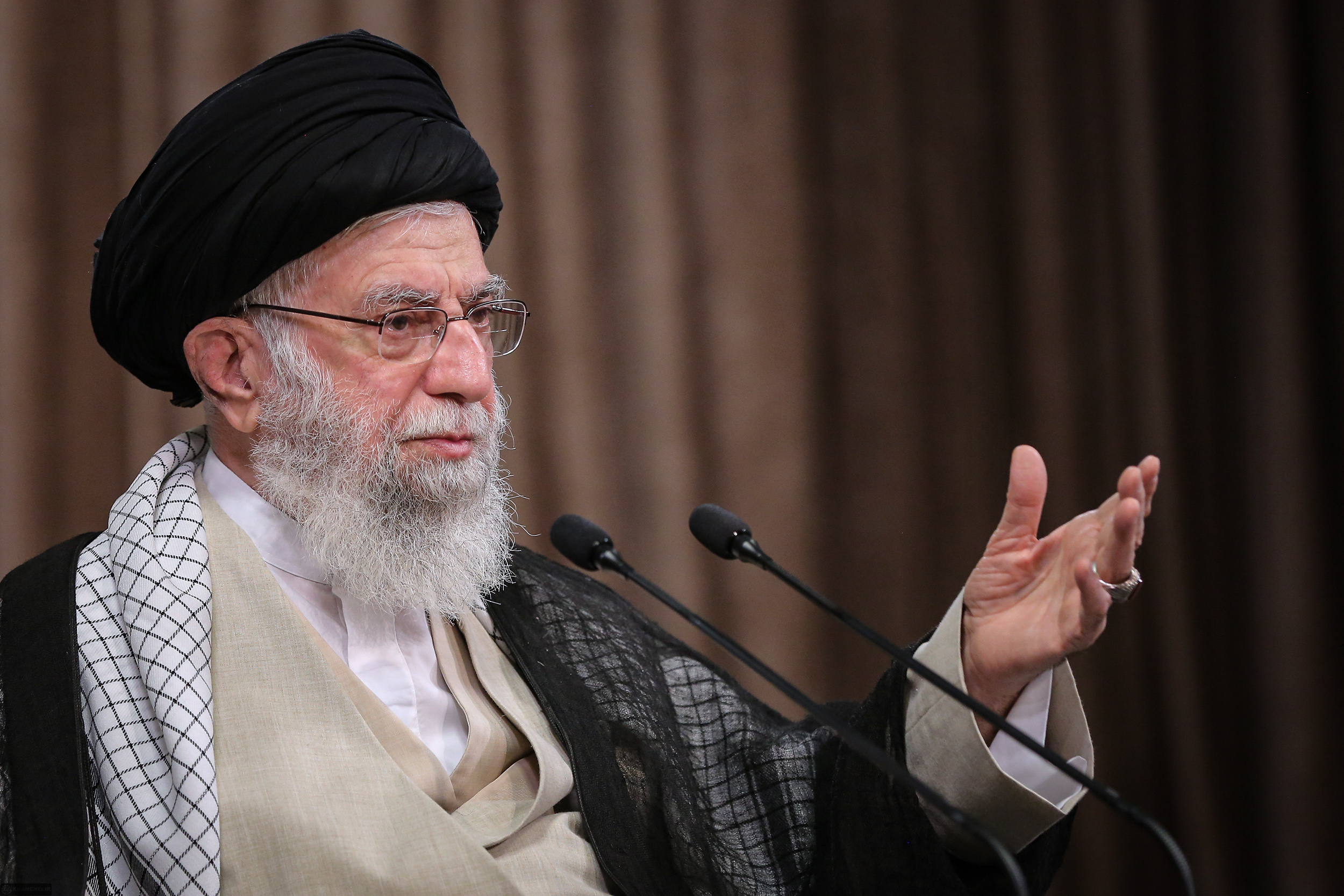 رهبر انقلاب : روزی ۱۵۰ هموطن از دست بروند، چیز کوچکی است؟ / پذیرش قطعنامه از عقلانی‌ترین کارهایی بود که انجام شد /