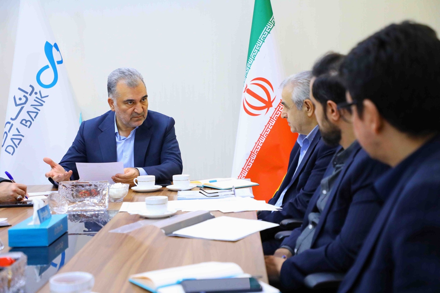 پرستاری از مشتریان و جذب منابع مهمترین اولویت امروز بانک دی است