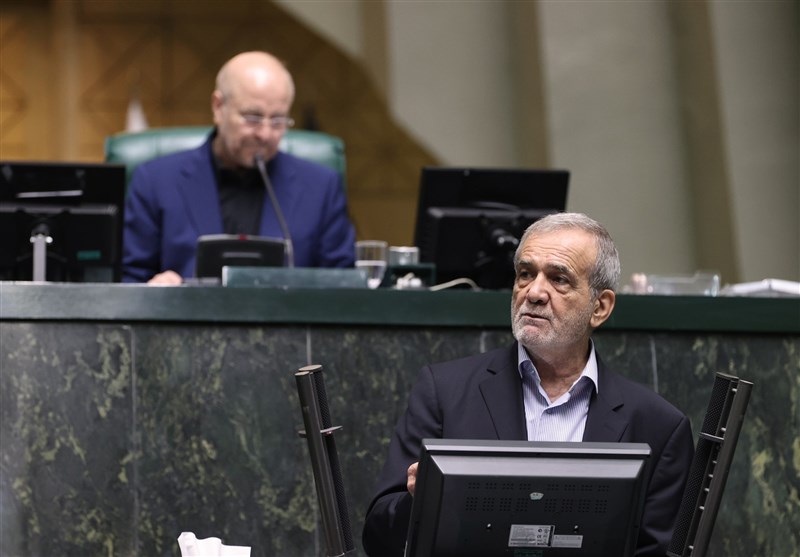 هر لیتر بنزین وارداتی بین ۳۰ الی ۴۰ هزار تومان هزینه دارد/ تقویت بنیه دفاعی از اصول بودجه ۱۴۰۴ است